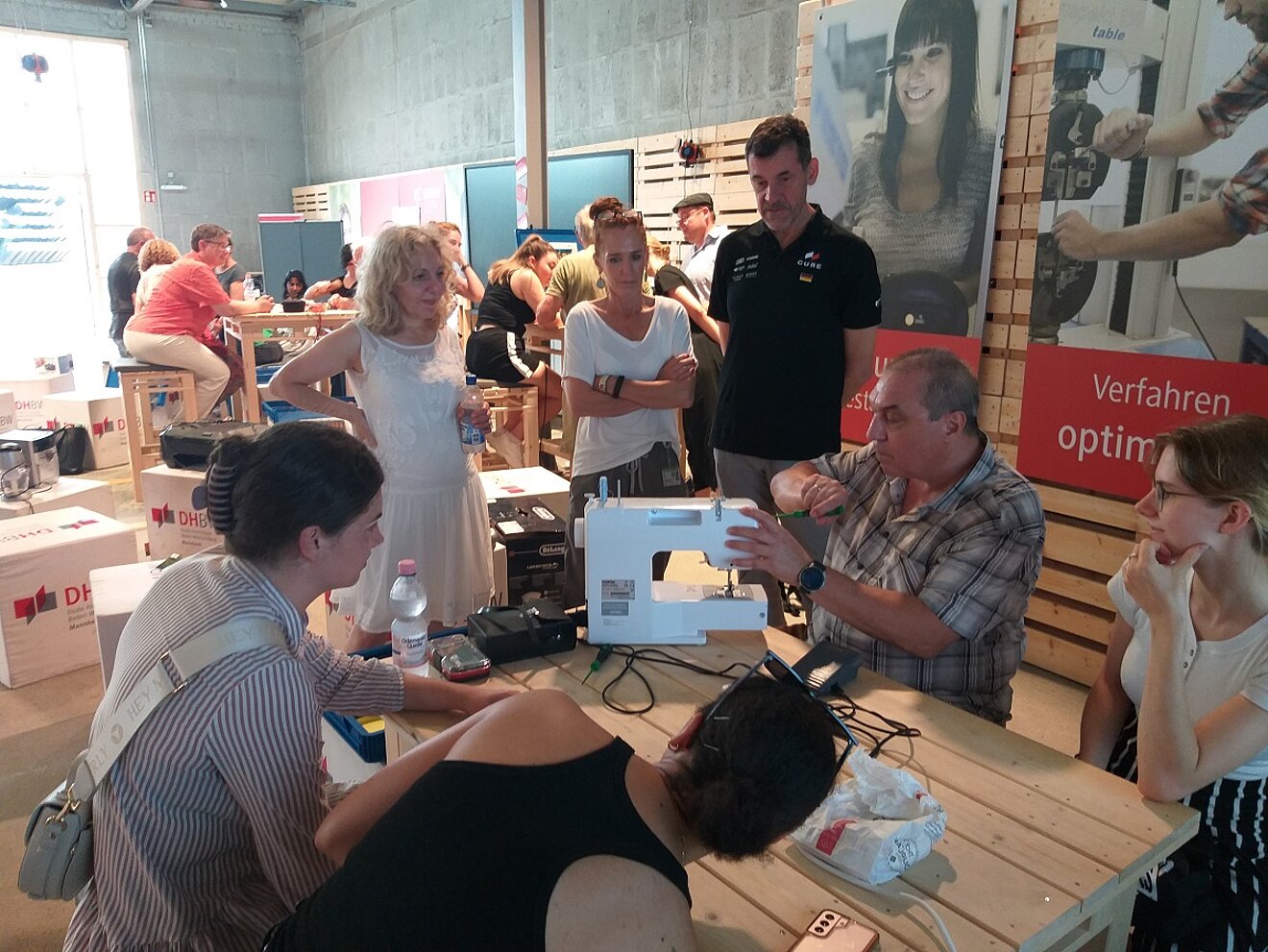 22.06.2023: Beim Repair-Café wurde den Besucher*innen gezeigt, wie man technischen Alltagsgegenständen neues Leben einhauchen kann.