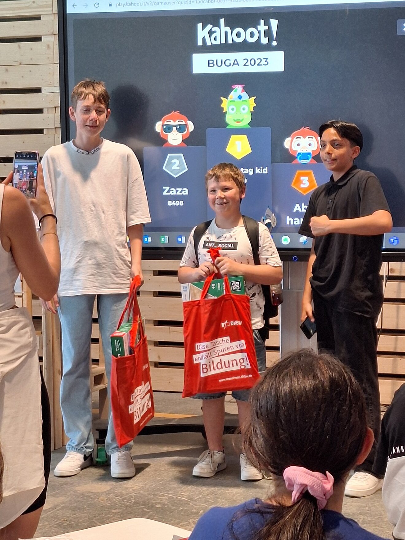 22.06.2023: So sehen Sieger aus: Die fröhlichen Gewinner des DHBW-Logistik-Quiz.