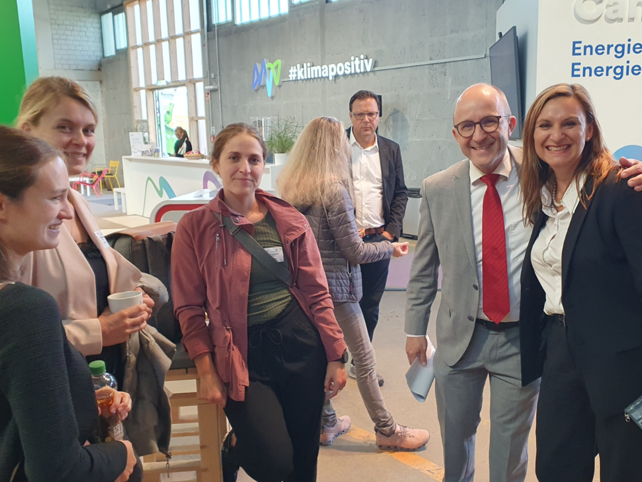6.10.2023: 25-jähriges Jubiläum International Business - Prof. Dr. Natalie Janning-Backfisch (1. v. r.) und Prof. Dr. Martin Kornmaier (2. v. r.) mit IB-Alumni - im Hintergrund Bürgermeister Dr. Volker Proffen