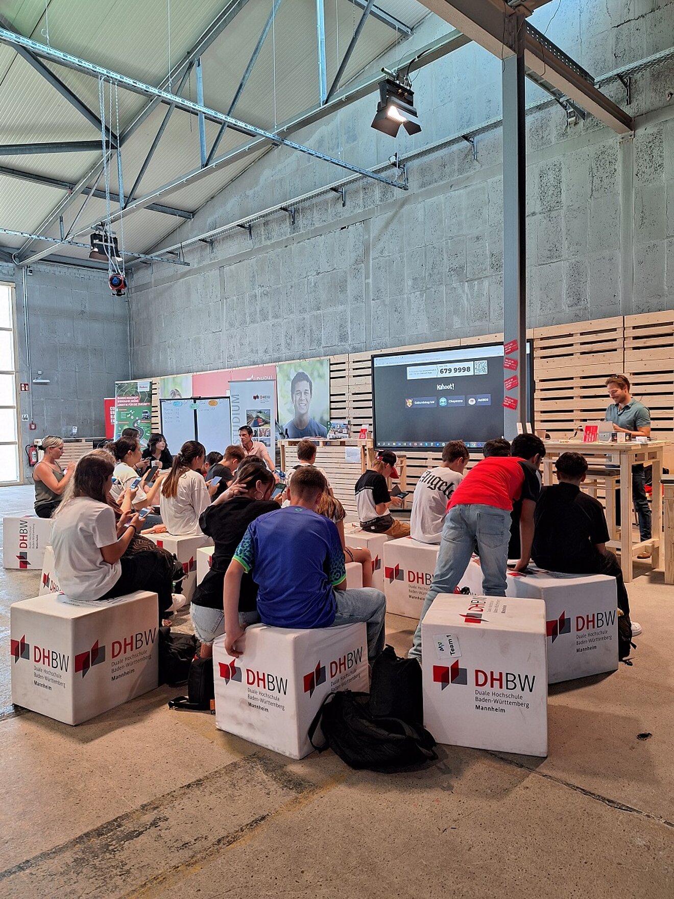 22.06.2023: Eine Schulklasse beim Logistik-Quiz der DHBW Mannheim