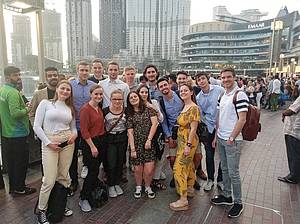 Gruppenbild mit 16 Studierenden aus 3 Ländern bei einer außercurricularen Besichtigung Dubais