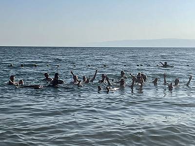 Studierende baden im Toten Meer