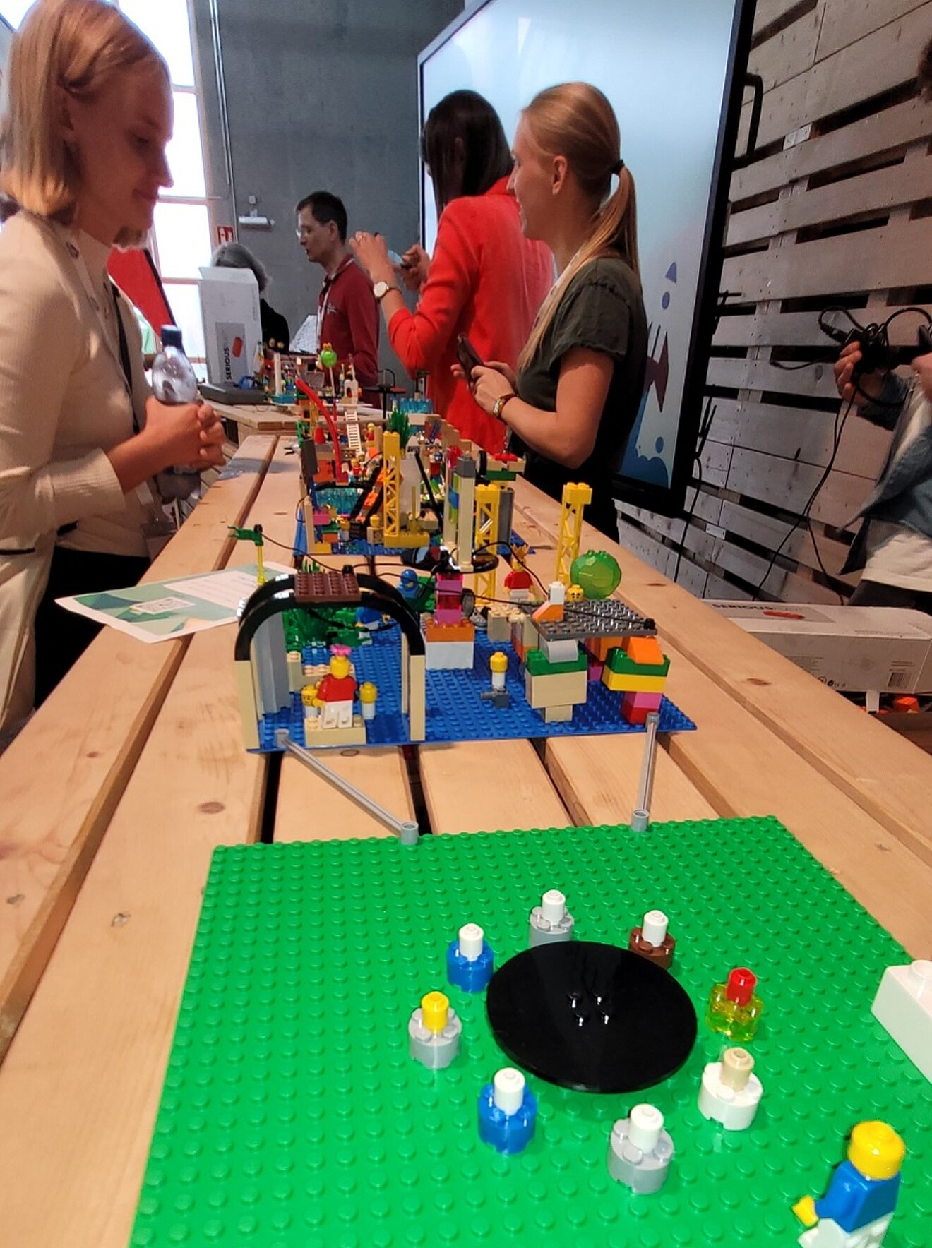 22.09.2023, educon Bildungsgipfel 2023: Beim Mini-Hackathon haben Teilnehmende mit Bausteinen Zukunftsszenarien kreiert.