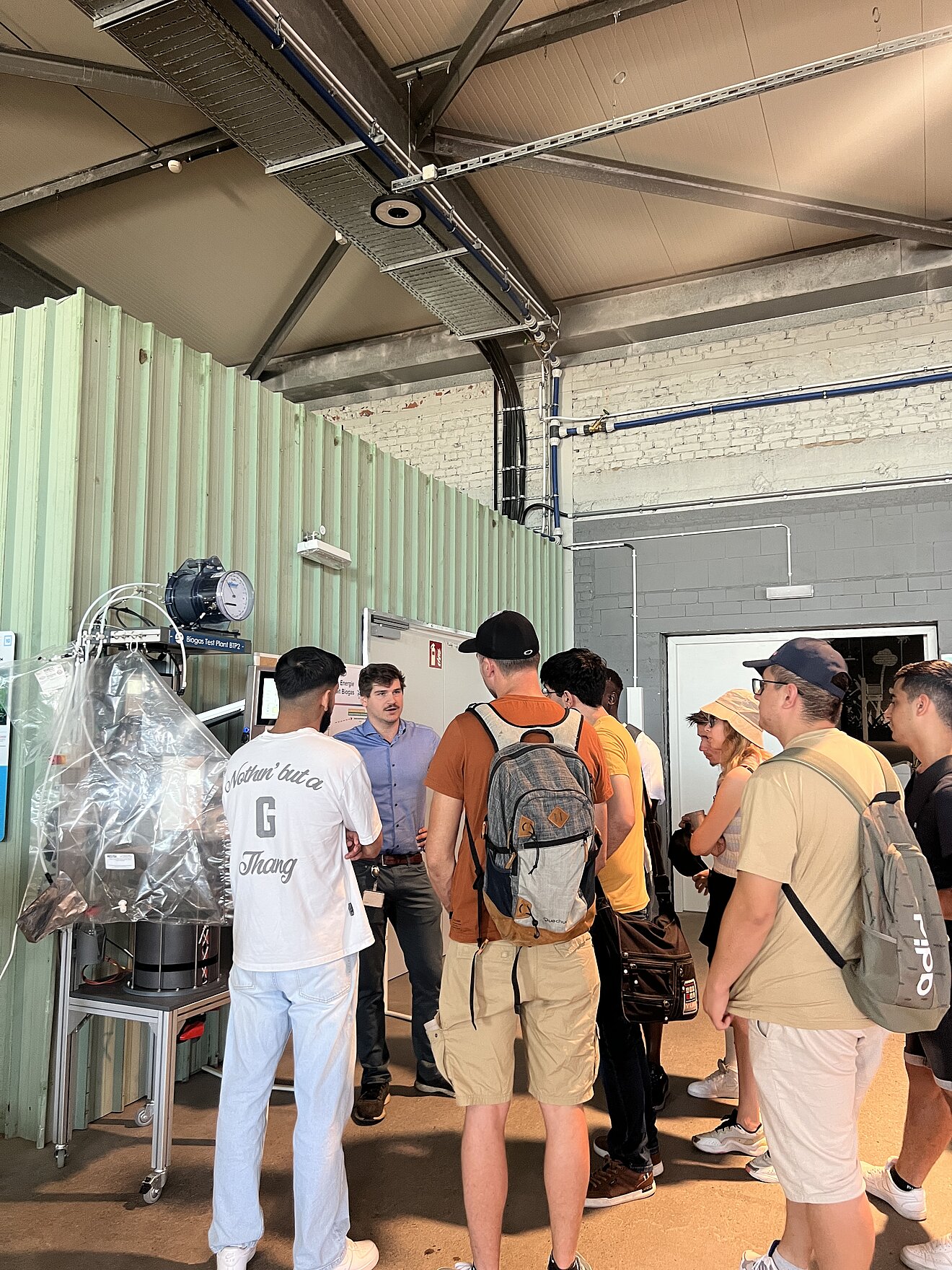 18.07.2023: Biogas als regenerative Energiequelle: Leo Kolb aus dem Labor-Team der Chemischen Technik erklärt Interessierten, wie die ausgestellte Biogasanlage funktioniert.