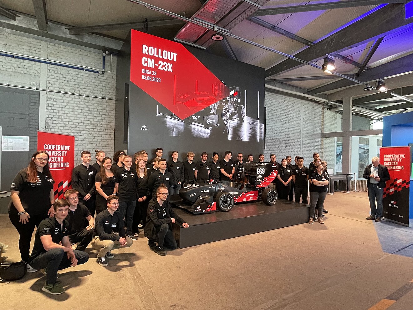 Rollout CURE 03.06.2023: Team mit dem diesjähringen Wagen CM-23X "Rennate"
