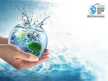 Fraunehände halten ein rundes Fischglas, aus dem Wasser schwappt. Darin angedeutet die Weltkugel. Rechts daneben das Logo des World Water Days 2022.