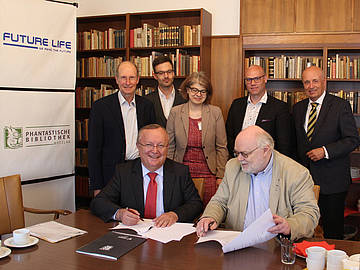 Thomas Le Blanc und Prof. Georg Nagler bei der Unterzeichnung der Kooperationsvereinbarung für die Phantastische Bibliothek in Wetzlar. 
