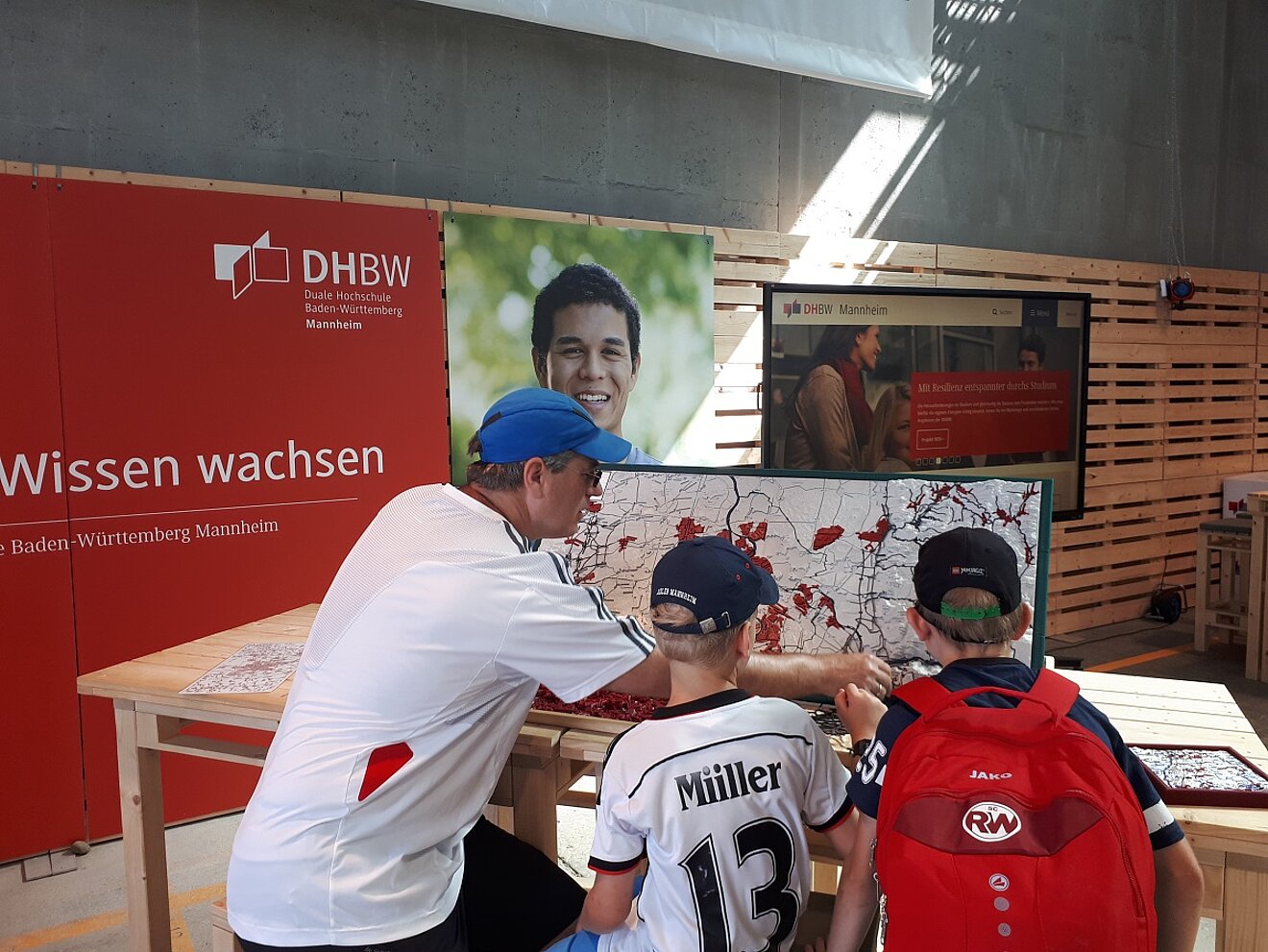23.08.2023: Mit der 3D-Landkarte können Groß und Klein ihr Geografie-Wissen spielerisch auffrischen.