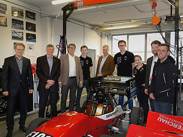 Bürgermeister Grötsch trifft das CURE-Rennwagenteam der DHBW Mannheim in ihrer Werkstatt