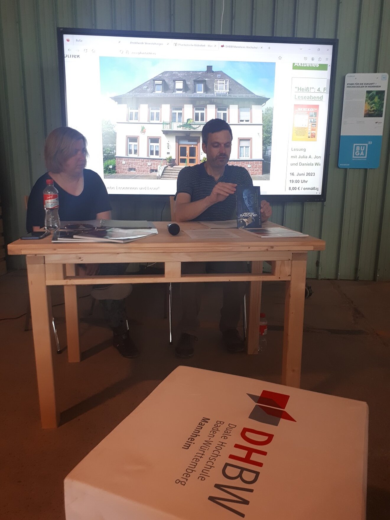 14.06.2023: Bei der Lesung von Prof. Kai Focke und Sarah Lutter ging es auch um KI - Die Geschichten entstammten teilweise dem Buch "Lernende Maschinen"