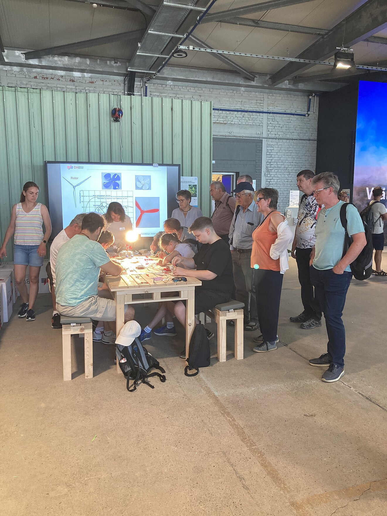 Workshop "Erneuerbare Energien" mit Prof. Dr. Alexandra Dunz (Maschinenbau) am 10.6.2023: Energie aus Sonne und Wind gewinnen - für Teilnehmende und Zuhörer*innen gleichermaßen spannend.