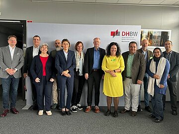 Gruppenbild mit 12 Personen im Senatssaal der DHBW Mannheim.