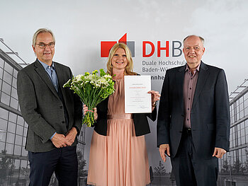 Prof. Dr. Frank Sobirey, Eveline Höllich (hält eine Urkunde) und Prof. Dr. Jörg Baumgart