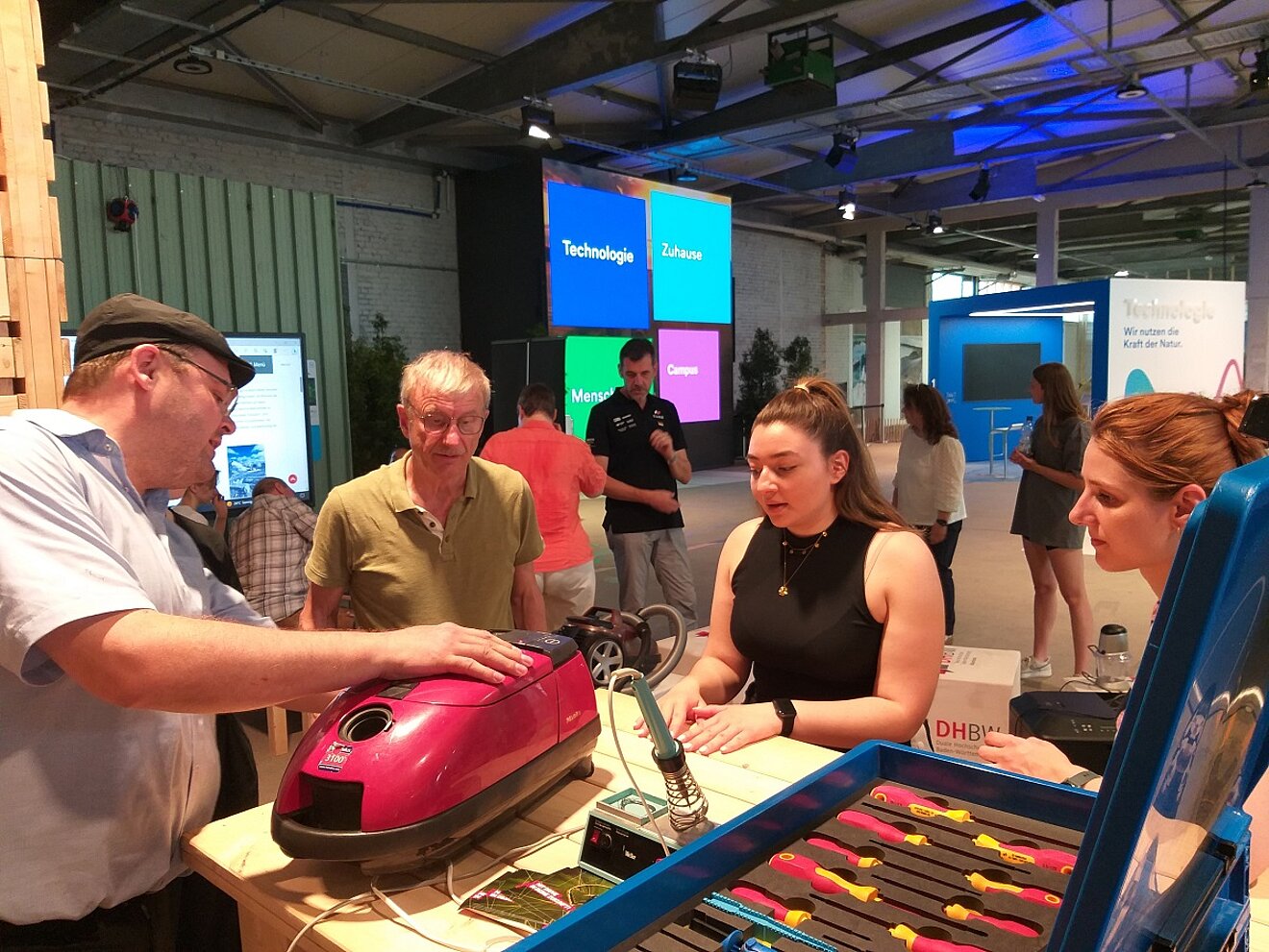 22.06.2023: Repair-Café der DHBW Mannheim: Reparieren statt wegwerfen - wie das geht, erfuhren Besucher*innen beim Repair-Café.