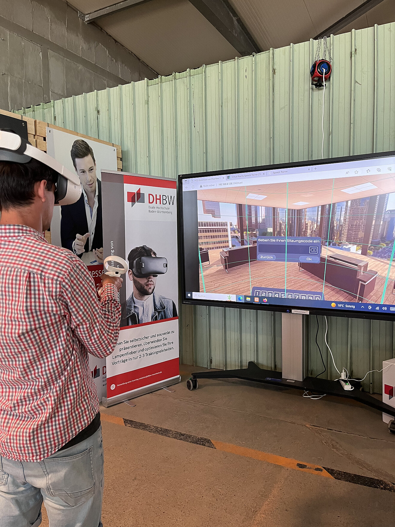 Hier ist selbst ausprobieren angesagt: VR-Brillen können auch genutzt werden, um Soft Skills zu trainieren.