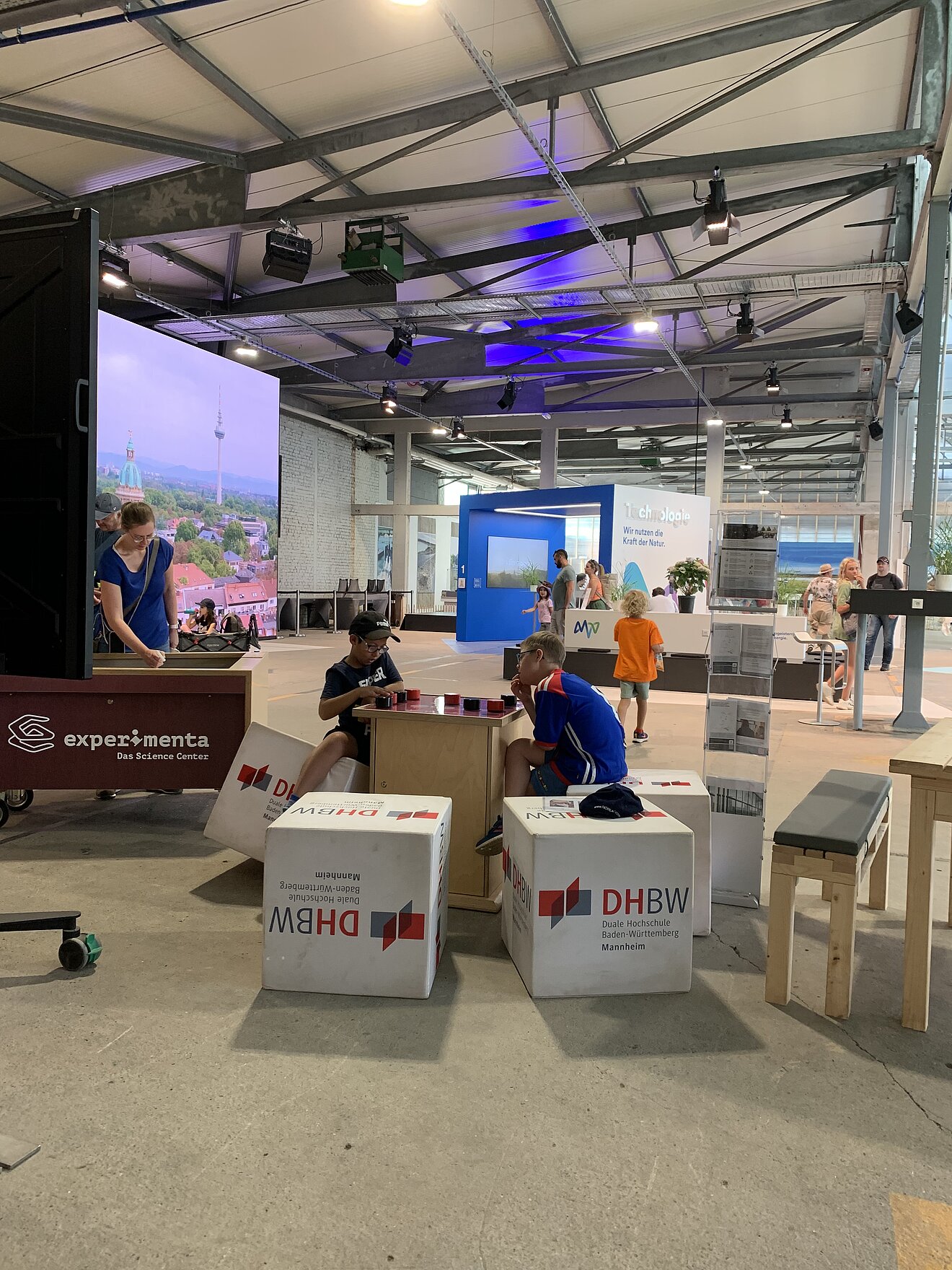 05.08.2023: Mit Hilfe von Exponaten der Experimenta Heilbronn verbinden unsere Besucher*innen Spaß mit Bildung.
