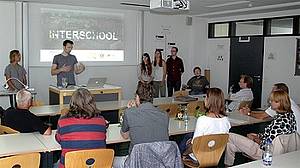 Das Projektteam der DHBW Mannheim präsentiert die Dokumentation des Projekts InterSchool