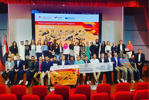 Gruppenbild: 41 ILS-Teilnehmende der DHBW Mannheim, CUD und UTLN im Februar 2020 in Dubai mit dem Banner der Baden-Württemberg Stiftung