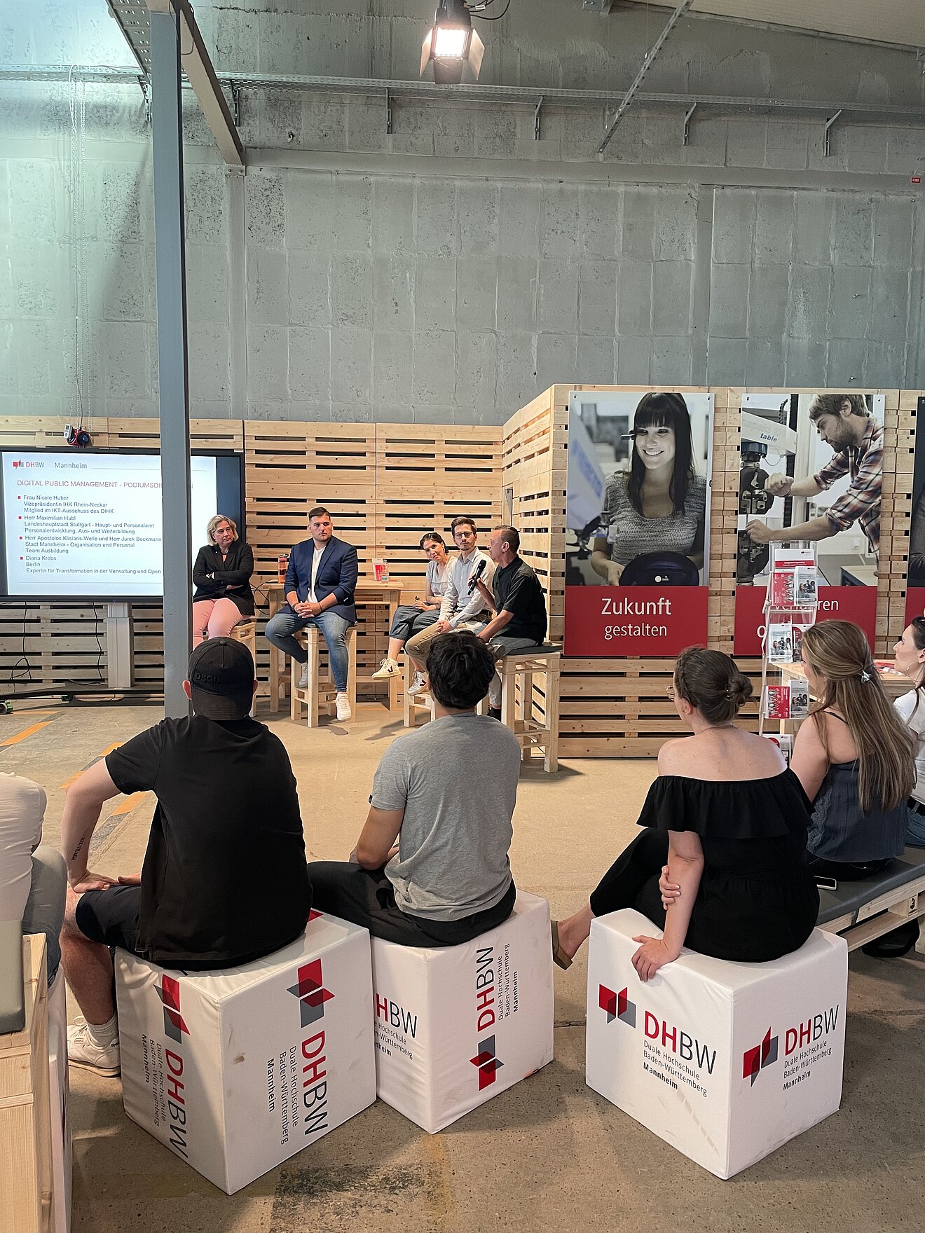 Studiengang BWL - Öffentliche Wirtschaft: Podiumsdiskussion am 7.6.23 zu Digital Public Management