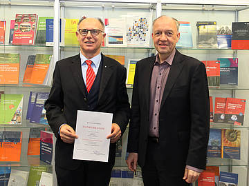 Prof Dr. Helmut H. Wannenwetsch und Prof. Dr. Jörg Baumgart bei der Übergabe der Dankesurkunde