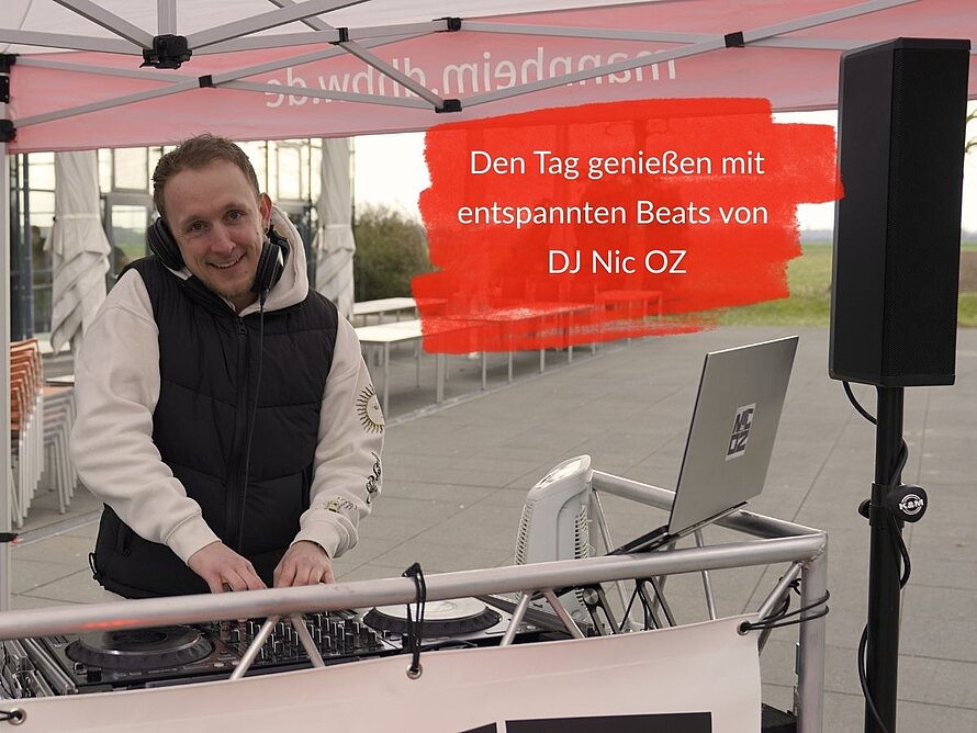 Genießen Sie das Zusammenkommen mit anderen Erstis zu enspannten Beats von DJ Nic Oz