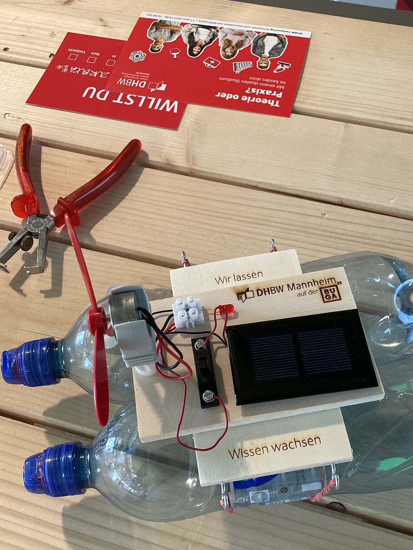 Workshop "Erneuerbare Energien" mit Prof. Dr. Alexandra Dunz (Maschinenbau) am 10.6.2023: Energie aus Sonne und Wind gewinnen - so sieht das fertige Modell aus, das sogar schwimmen kann.