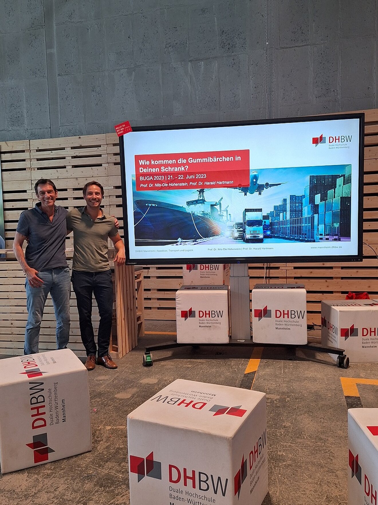 21.06.2023: Prof. Harald Hartmann und Prof. Nils-Ole-Hohenstein stellen den Studiengang BWL - Spedition, Transport und Logistik vor.