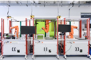 Blick auf drei Knickarmroboter im Labor Pneumatik / Robotik im Studiengang Mechatronik der DHBW Mannheim. 