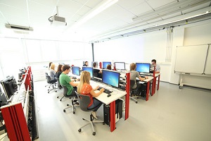 Arbeitsprozesse im technischen Bereich rechnergestützt entwickeln: Studierende der Mechatronik sitzen an Computerarbeitsplätzen und arbeiten mit Programmen wie CAD, CAE oder SPS.   