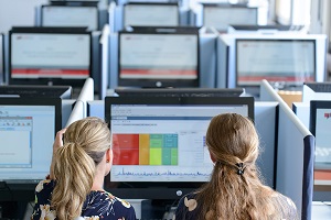 Zwei Studentinnen vor einem PC-Bildschirm im  Data and Analytics Lab der DHBW Mannheim