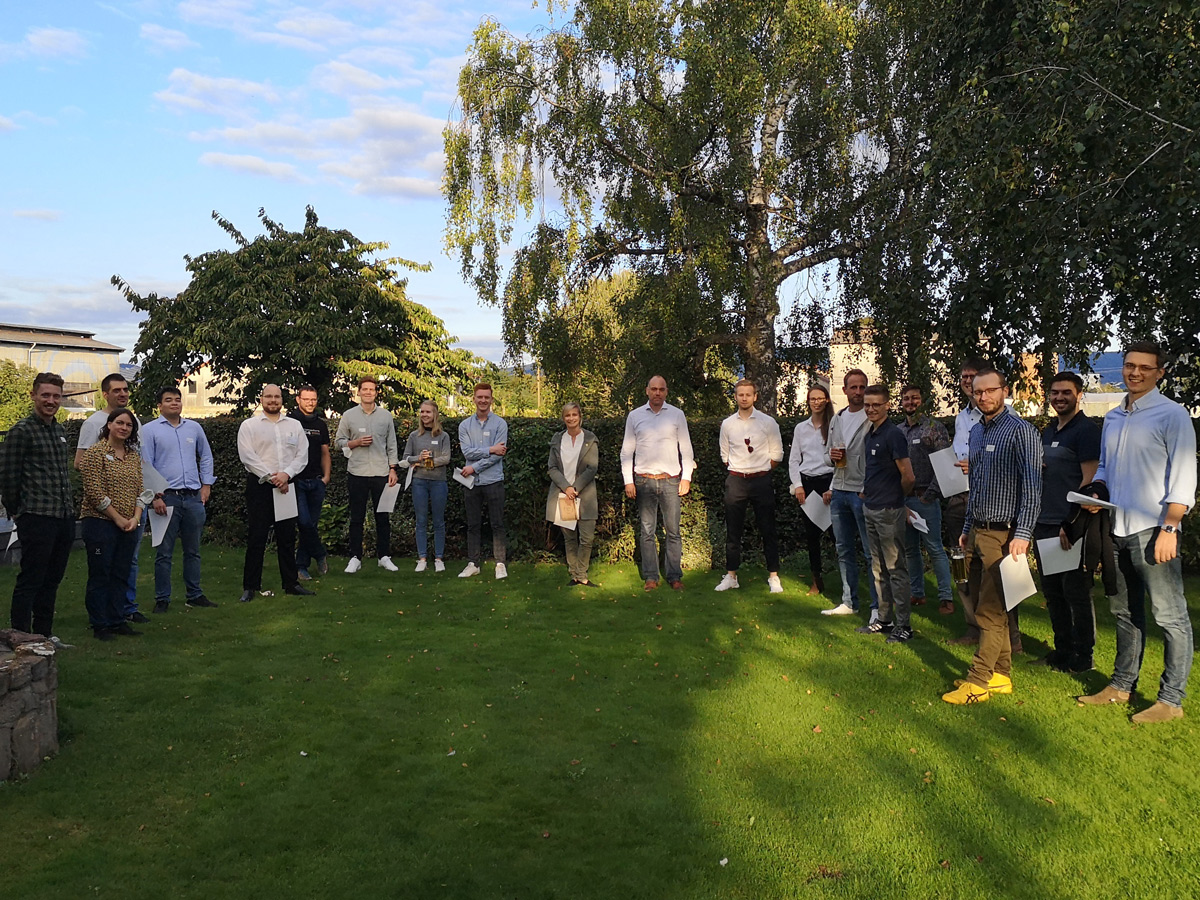 Gruppenfoto mit allen Teilnehmenden des Qualifizierungsworkshop im Garten des Hotels Birkenhof
